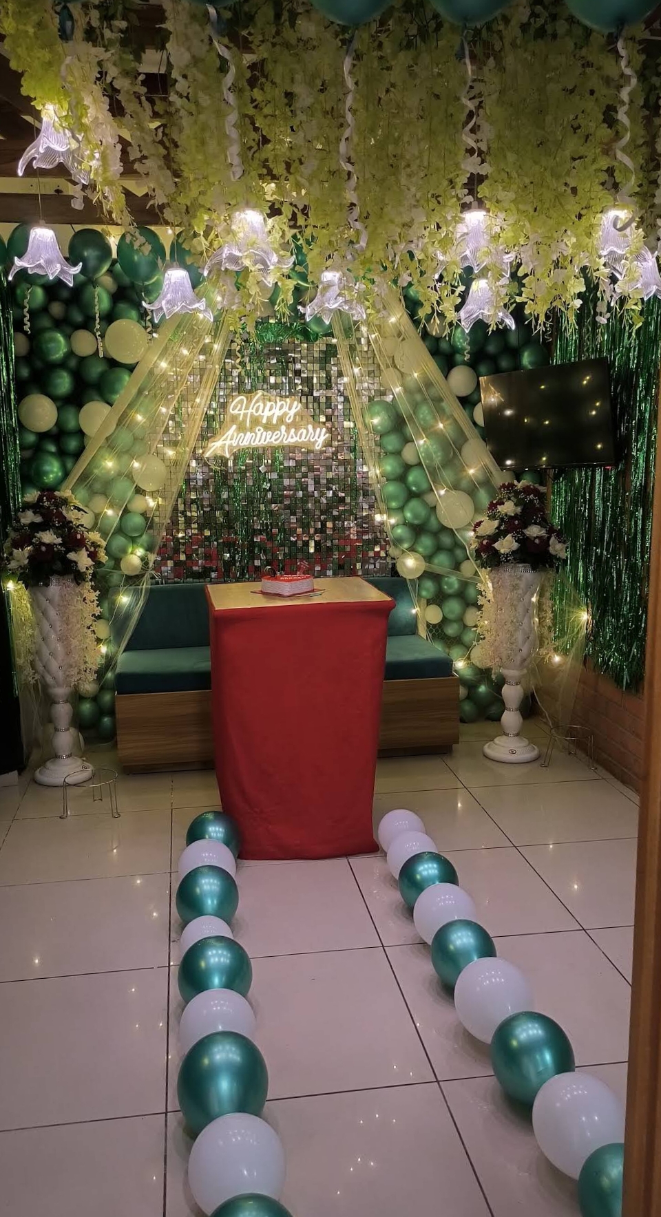 Decor in Cafe - Book Now
