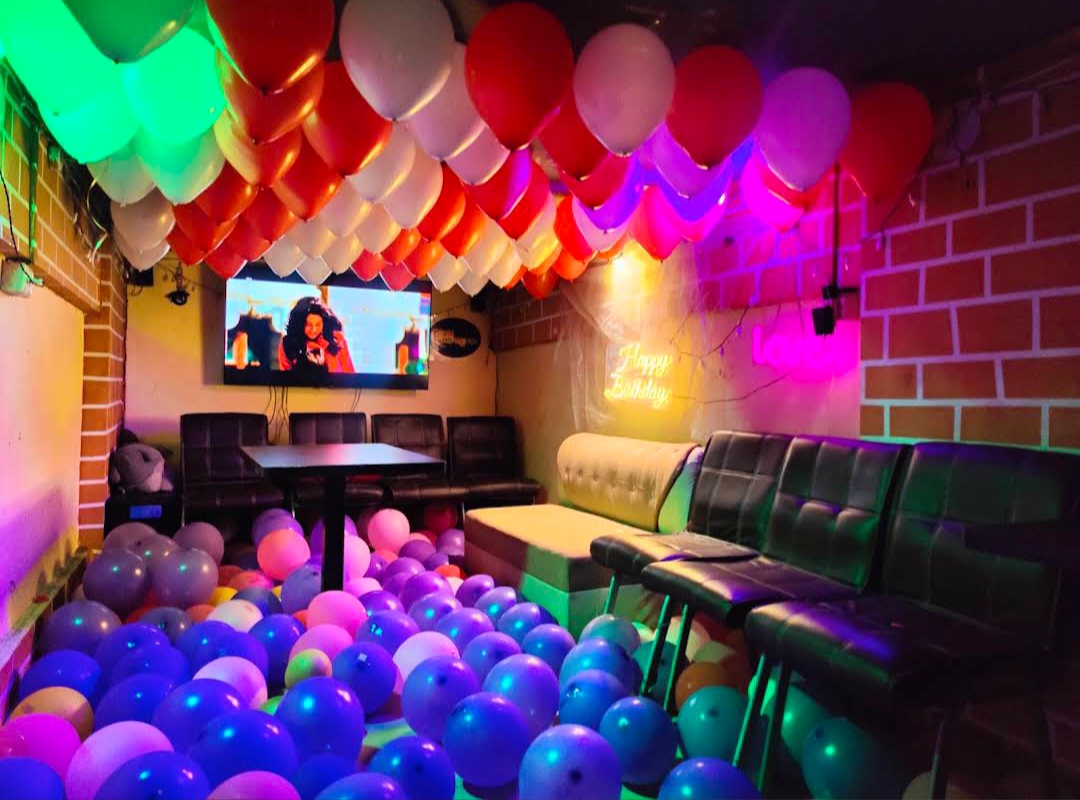 Decor in Cafe - Book Now